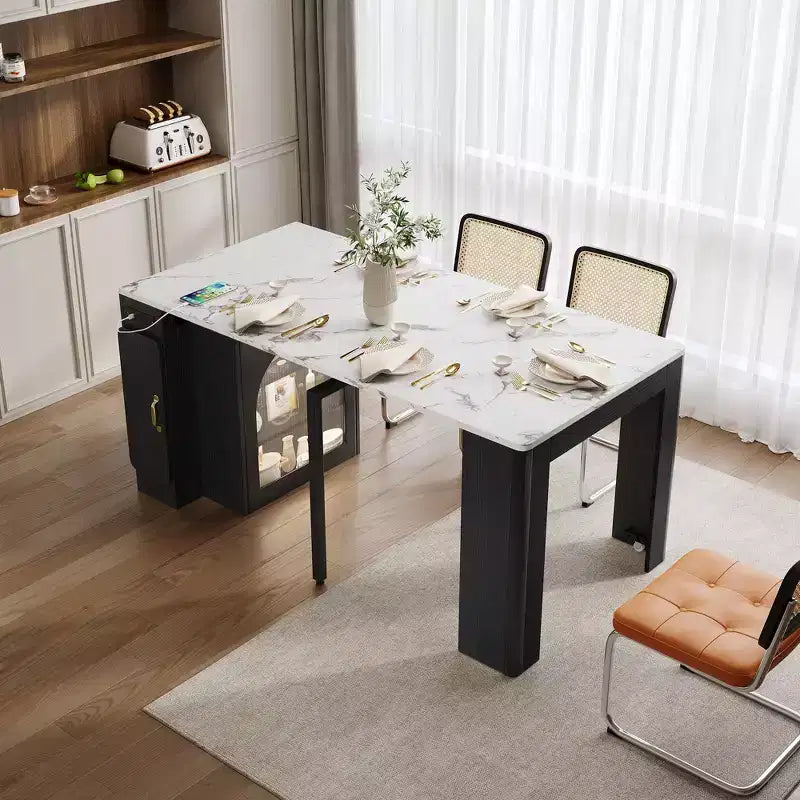 Uitschuifbare eettafel met verwijderbare middenbladen en stopcontact, geschikt voor maximaal 6 personen