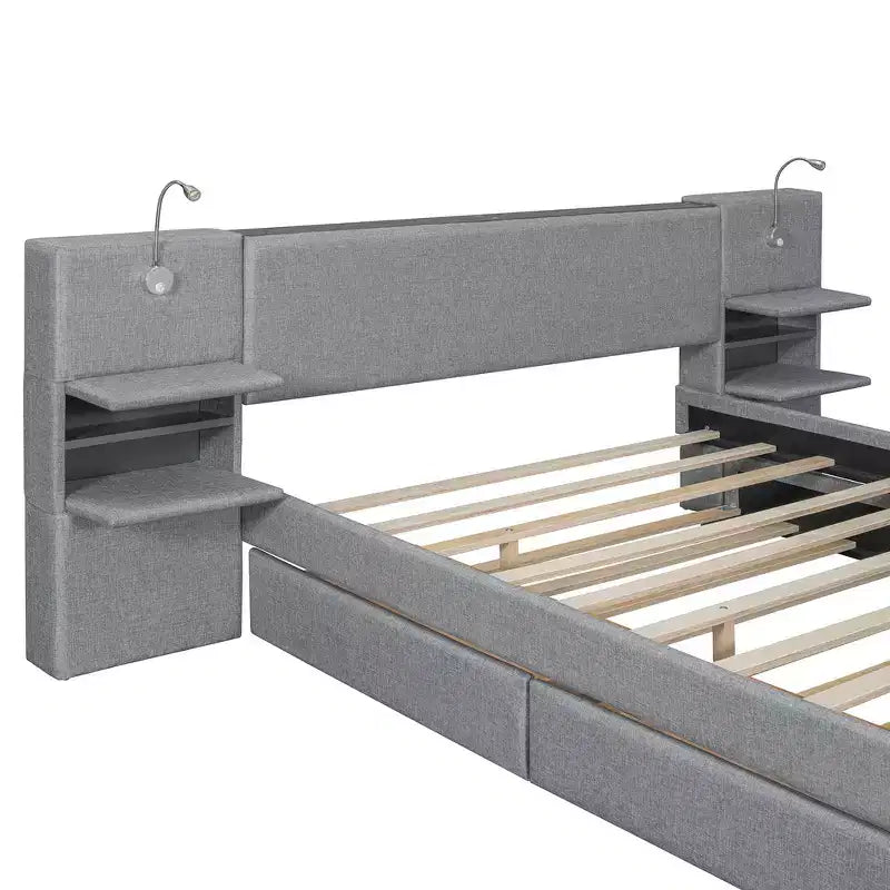 Gepolstertes Queen-Size-Bettgestell mit Stauraumschubladen, Regalen, Ausziehbett & Leselampen  