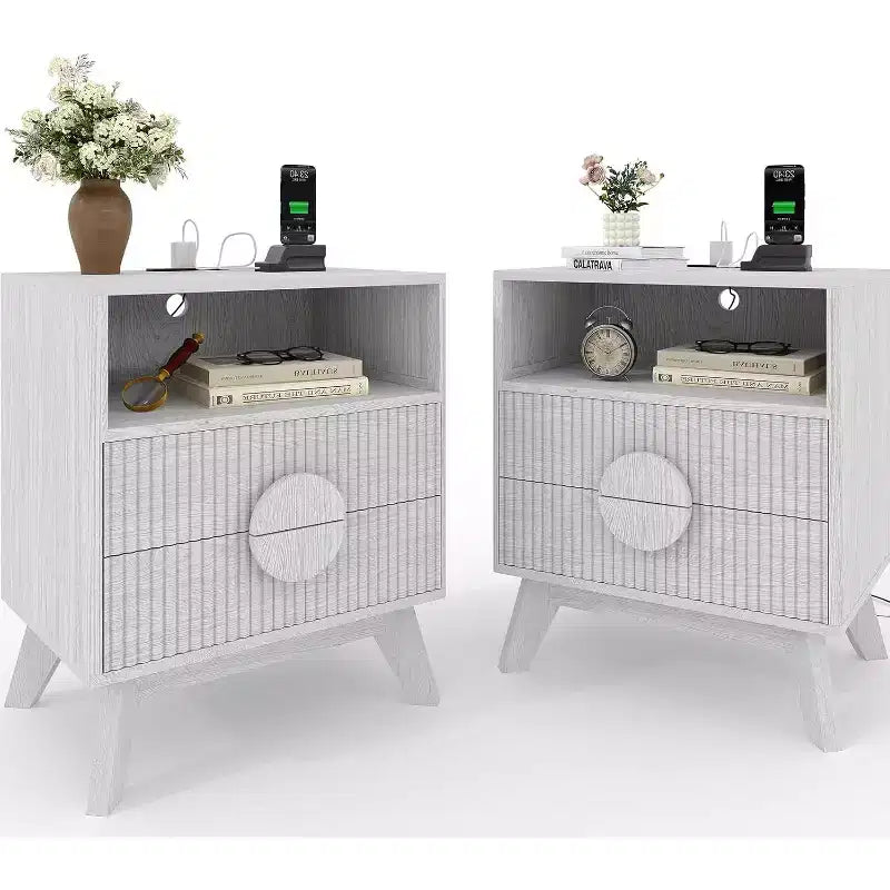 Moderner gerillter Nachttisch mit Ladestation, Holz-Beistelltisch mit Schubladen & Ablagefach