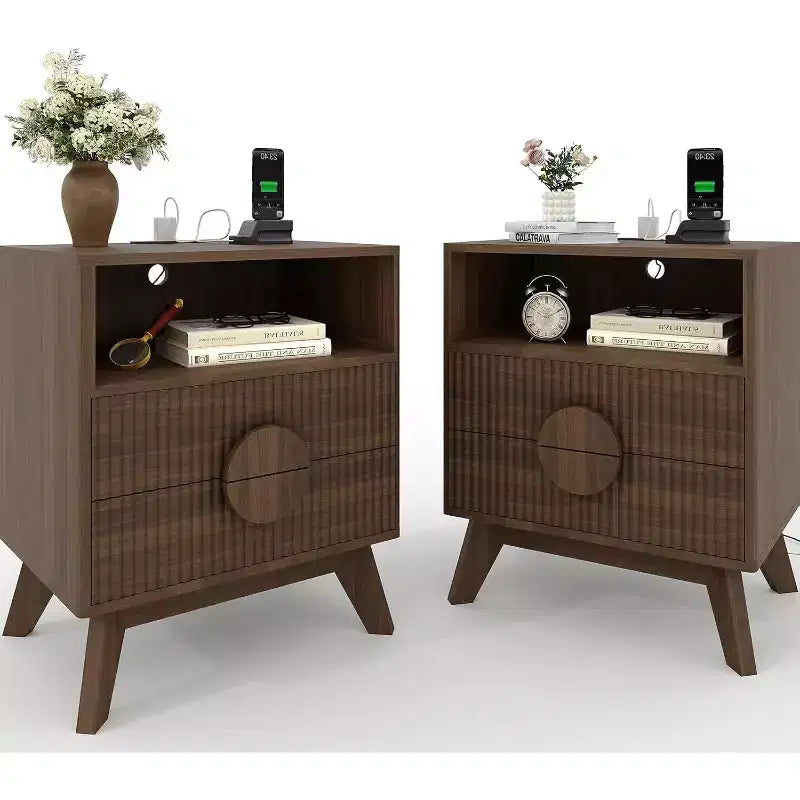 Moderner gerillter Nachttisch mit Ladestation, Holz-Beistelltisch mit Schubladen & Ablagefach