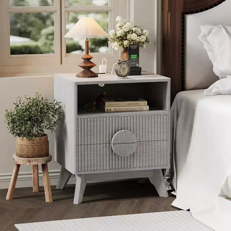 Moderne Geribbelde Nachtkast met Oplaadstation, Houten Bedtafel met Laden & Opbergplank