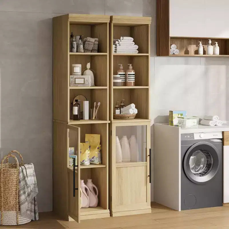 Mobile bagno slim con ante e ripiani aperti, ideale per spazi compatti. Questo mobile alto e stretto da terra è adatto anche per cucine