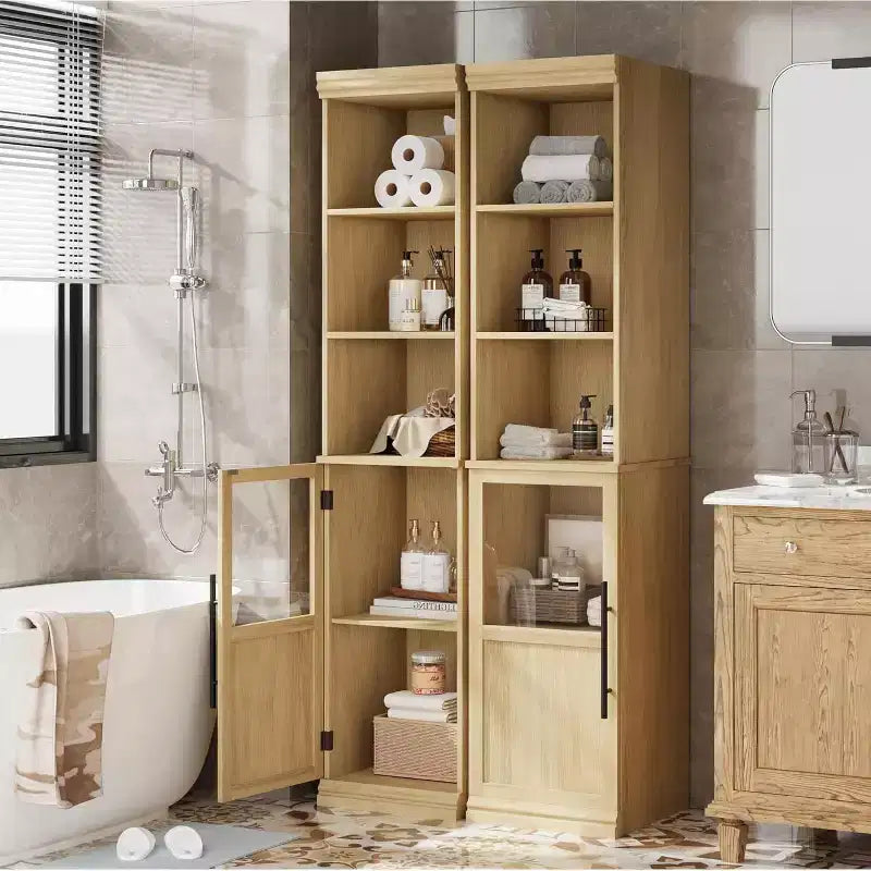 Mobile bagno slim con ante e ripiani aperti, ideale per spazi compatti. Questo mobile alto e stretto da terra è adatto anche per cucine