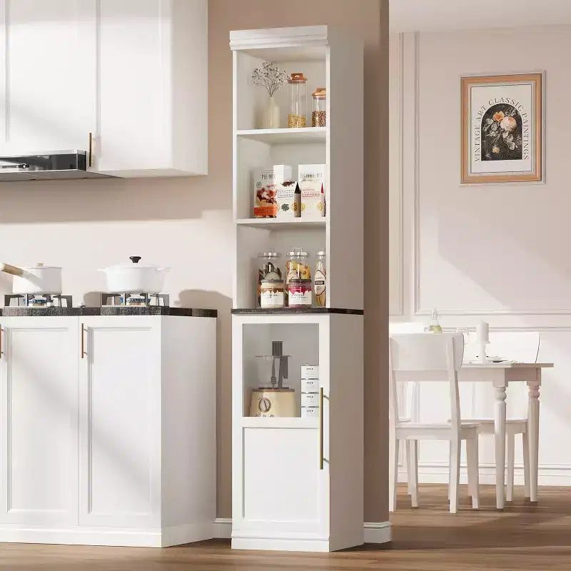 Mobile bagno slim con ante e ripiani aperti, ideale per spazi compatti. Questo mobile alto e stretto da terra è adatto anche per cucine