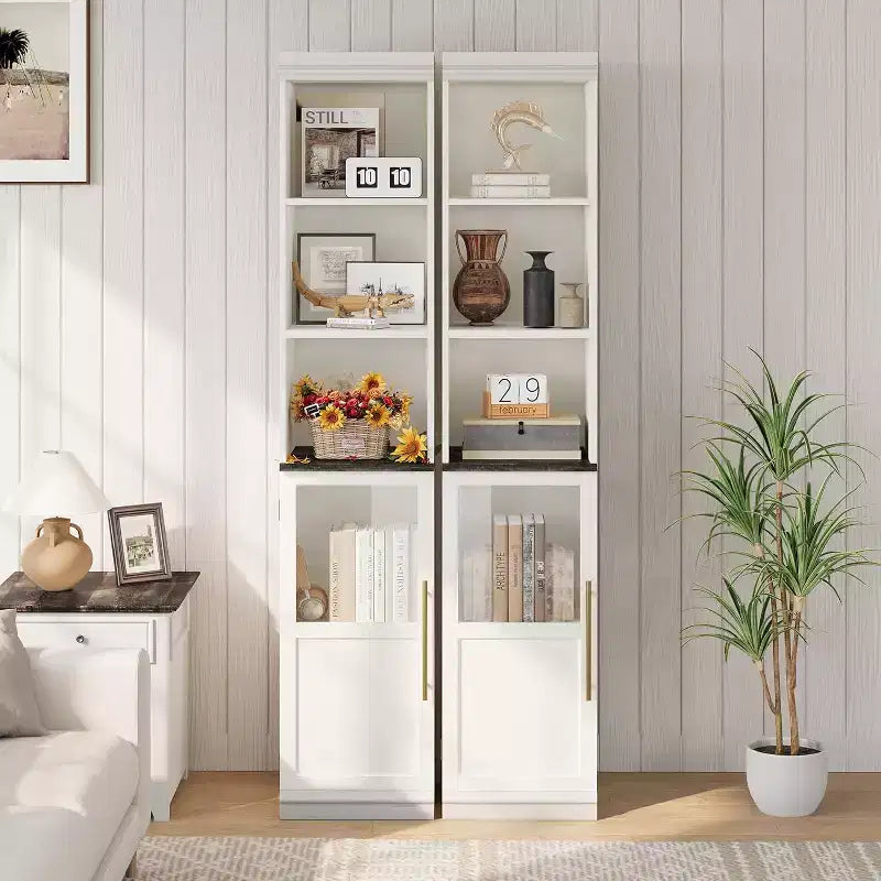 Mobile bagno slim con ante e ripiani aperti, ideale per spazi compatti. Questo mobile alto e stretto da terra è adatto anche per cucine