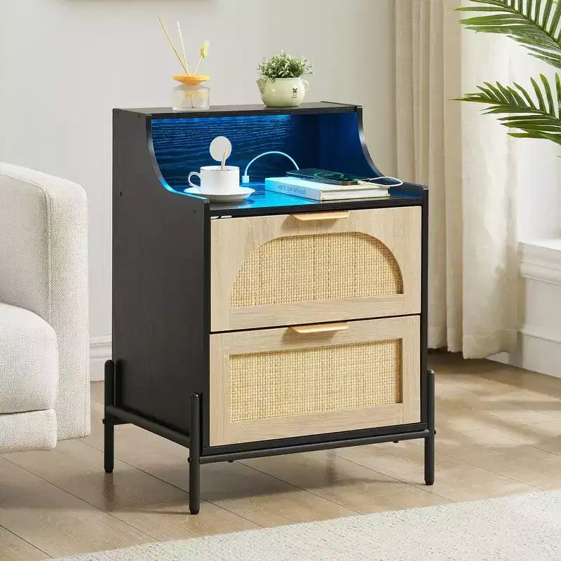 2er-Set Nachttisch aus Holz und Rattan - Beistelltisch mit Ladestation, LED-Lichtern, USB-Anschlüssen & Steckdosen, modern für Schlafzimmer, Wohnzimmer