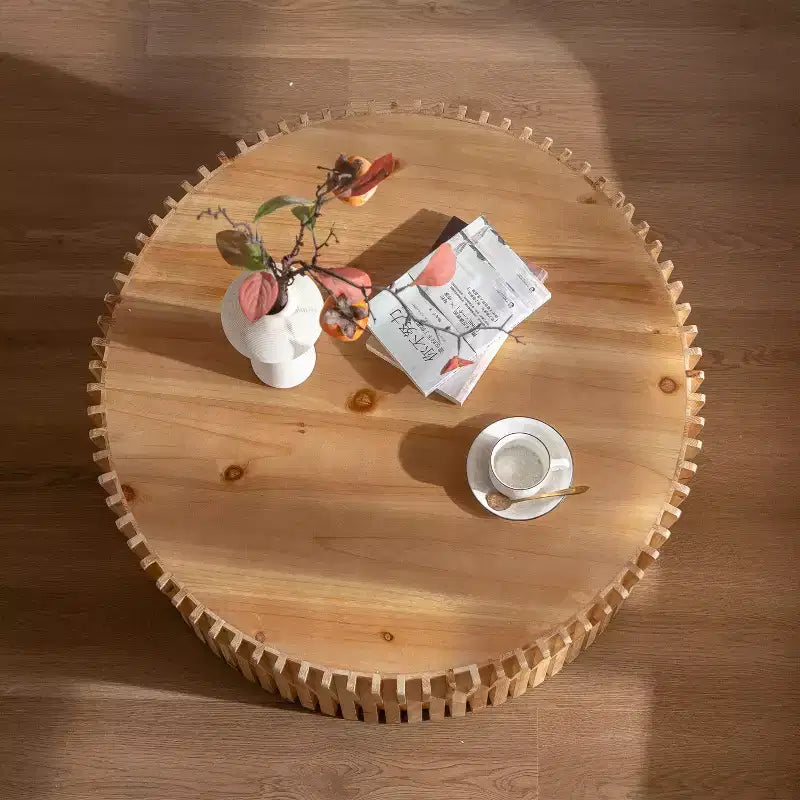Ronde houten salontafel, boomstamstijl bijzettafel met verticaal textuurontwerp, cilindrische accenttafel voor thuis