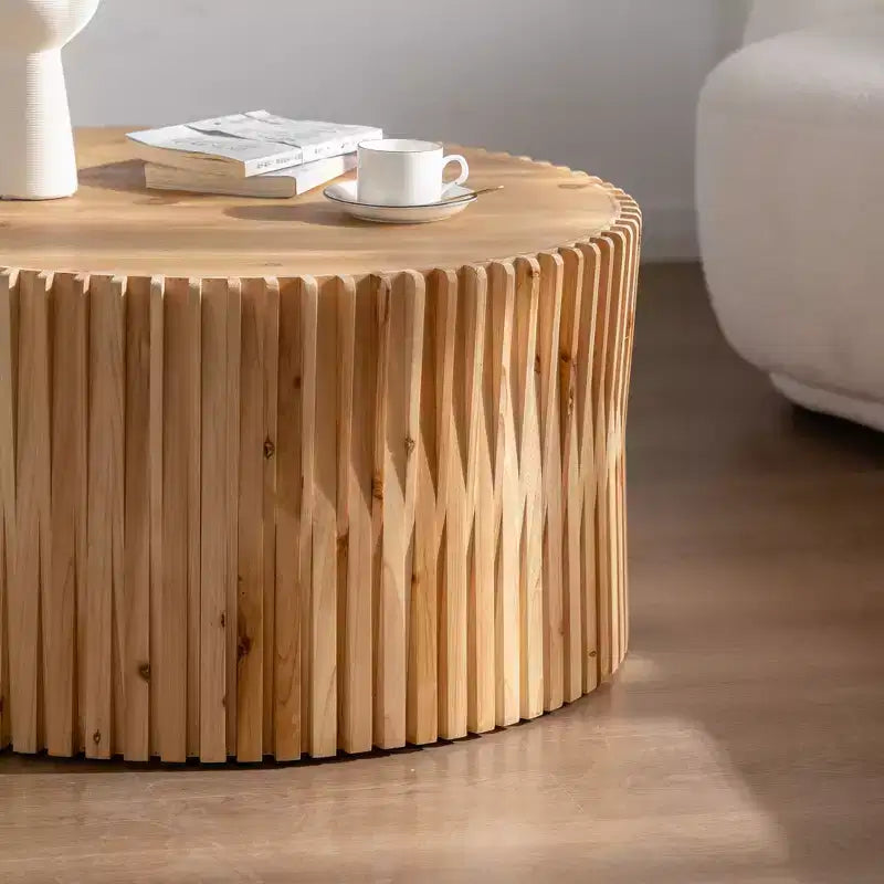 Ronde houten salontafel, boomstamstijl bijzettafel met verticaal textuurontwerp, cilindrische accenttafel voor thuis