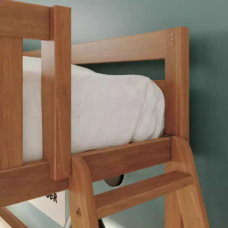Klassisches Zwillings-Hochbett mit Leiter am Ende