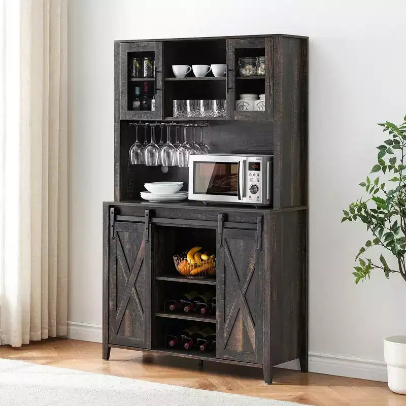 Hoge wijn- en koffiebarkast met opbergkast, schuifdeuren in schuurstijl, fles- en glazenrek voor keukenvoorraadkast of eetkamer thuis