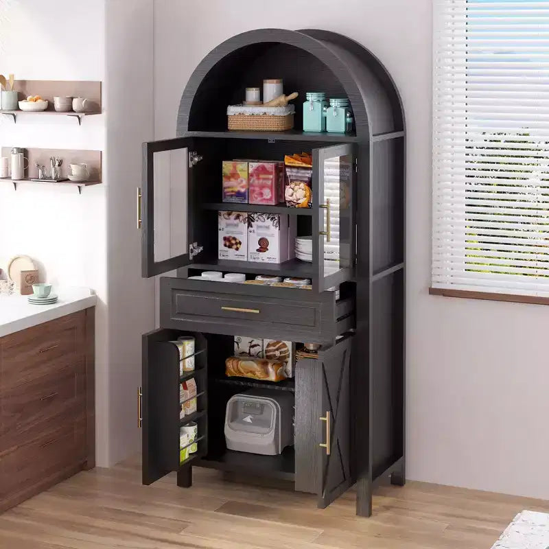 Hoge boogvormige voorraadkast met glazen deuren en verstelbare planken, display dressoir voor eetkamer en keuken