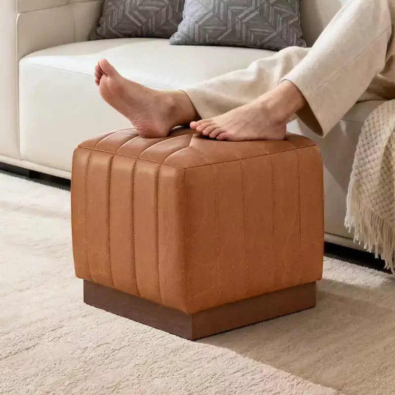 Puf otomán cúbico con base de vetas de madera, reposapiés tapizado en lana de cordero/cuero con estructura de madera maciza de acacia, capacidad de 500 lbs