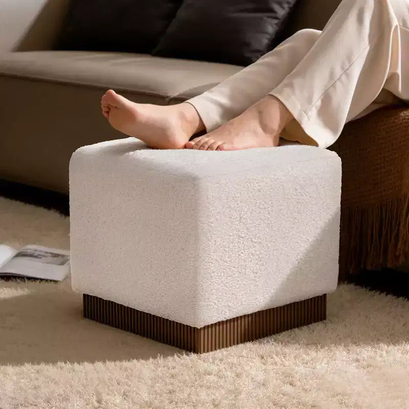 Puf otomán cúbico con base de vetas de madera, reposapiés tapizado en lana de cordero/cuero con estructura de madera maciza de acacia, capacidad de 500 lbs